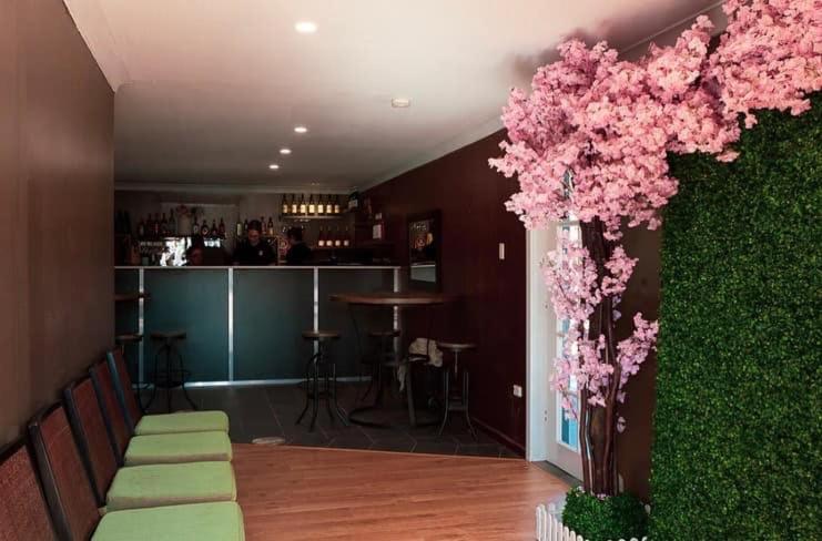 Colonial Terrace Motor Inn Raymond Terrace Bagian luar foto