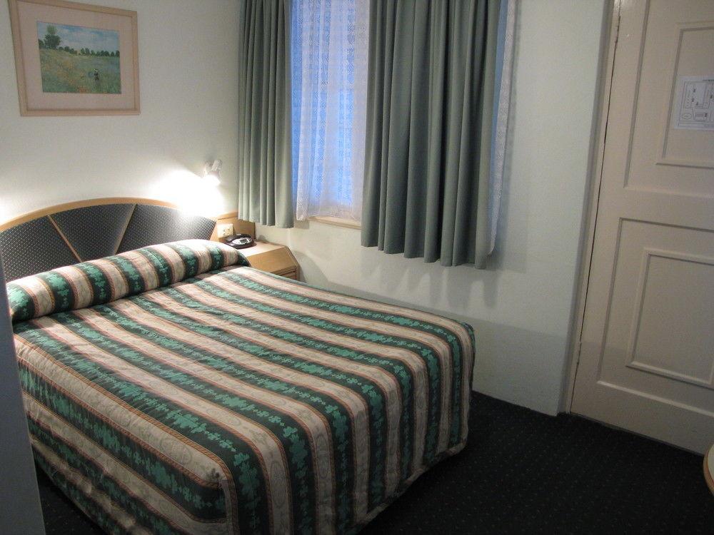 Colonial Terrace Motor Inn Raymond Terrace Bagian luar foto