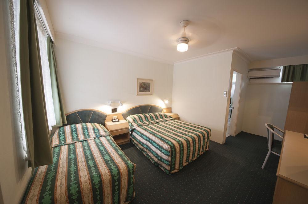 Colonial Terrace Motor Inn Raymond Terrace Bagian luar foto
