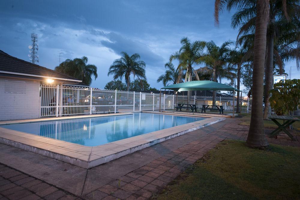 Colonial Terrace Motor Inn Raymond Terrace Bagian luar foto