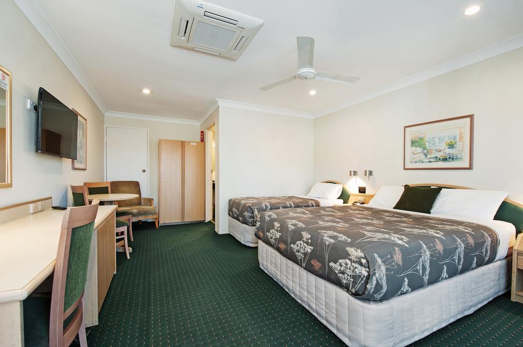 Colonial Terrace Motor Inn Raymond Terrace Bagian luar foto