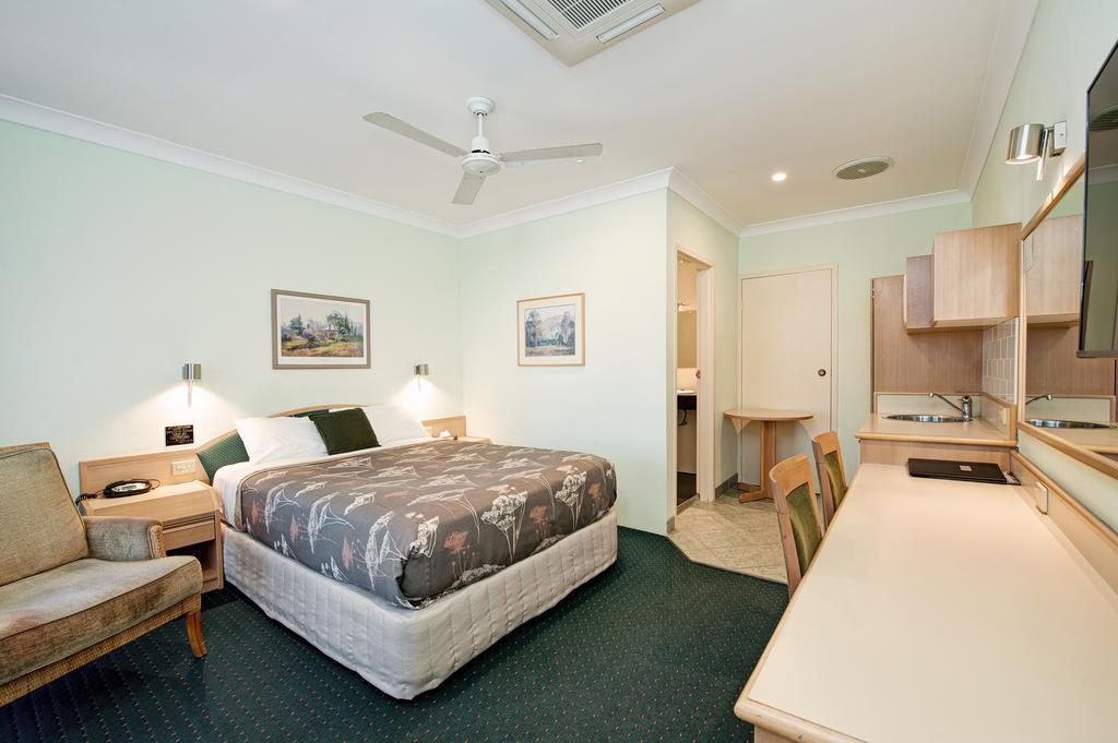 Colonial Terrace Motor Inn Raymond Terrace Bagian luar foto