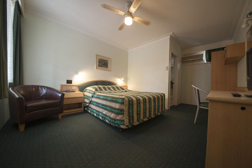 Colonial Terrace Motor Inn Raymond Terrace Bagian luar foto