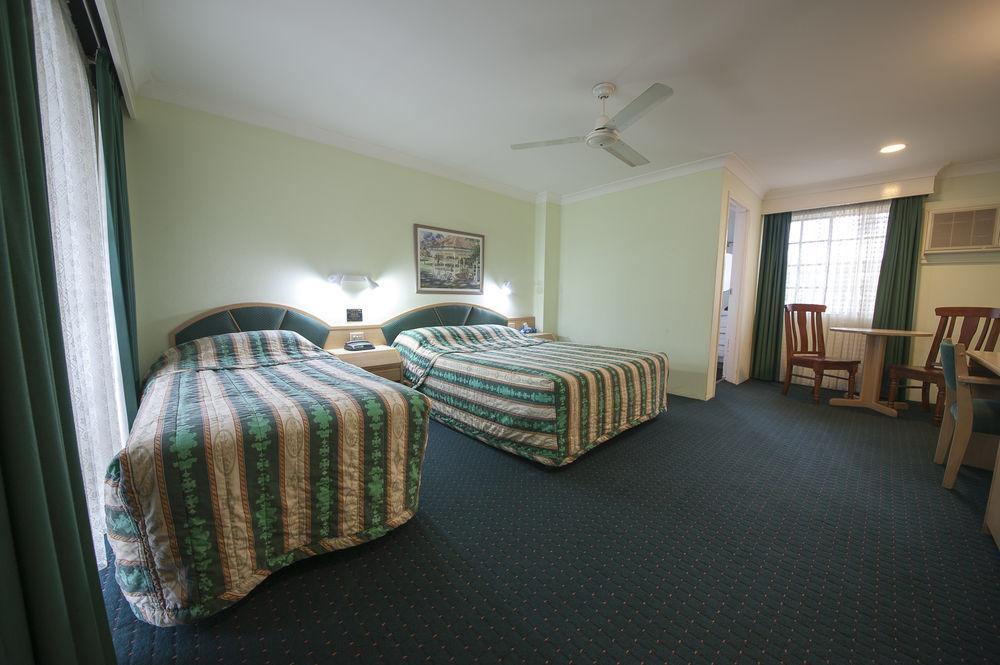 Colonial Terrace Motor Inn Raymond Terrace Bagian luar foto