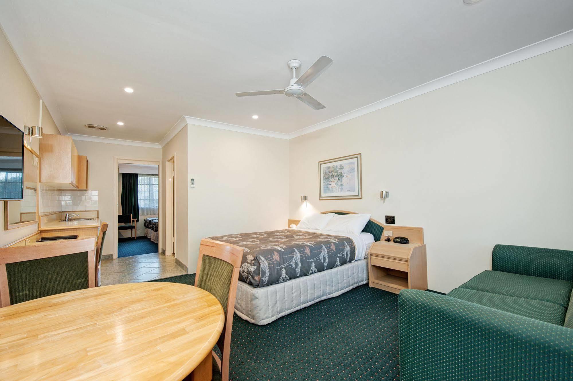 Colonial Terrace Motor Inn Raymond Terrace Bagian luar foto