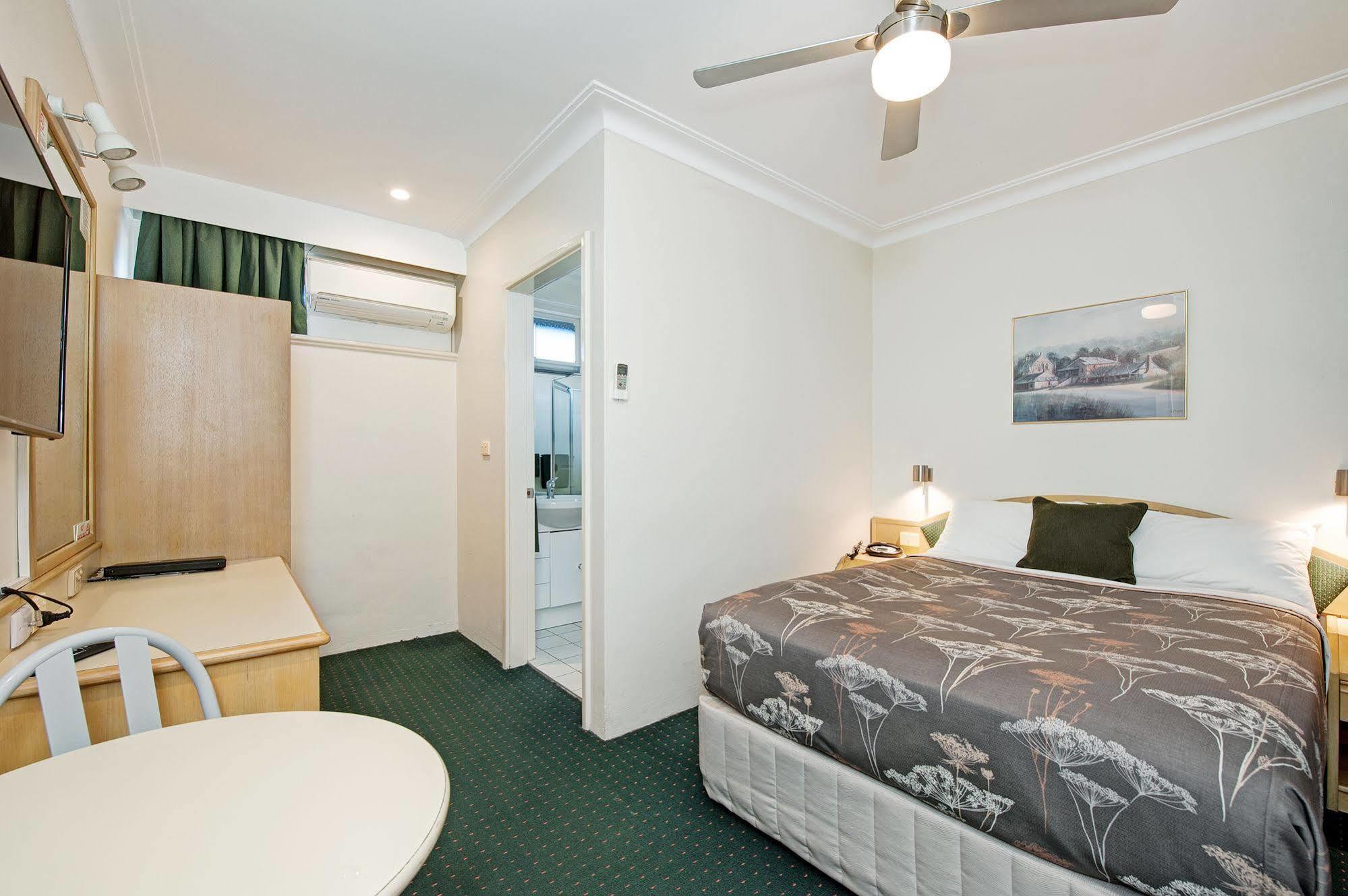 Colonial Terrace Motor Inn Raymond Terrace Bagian luar foto