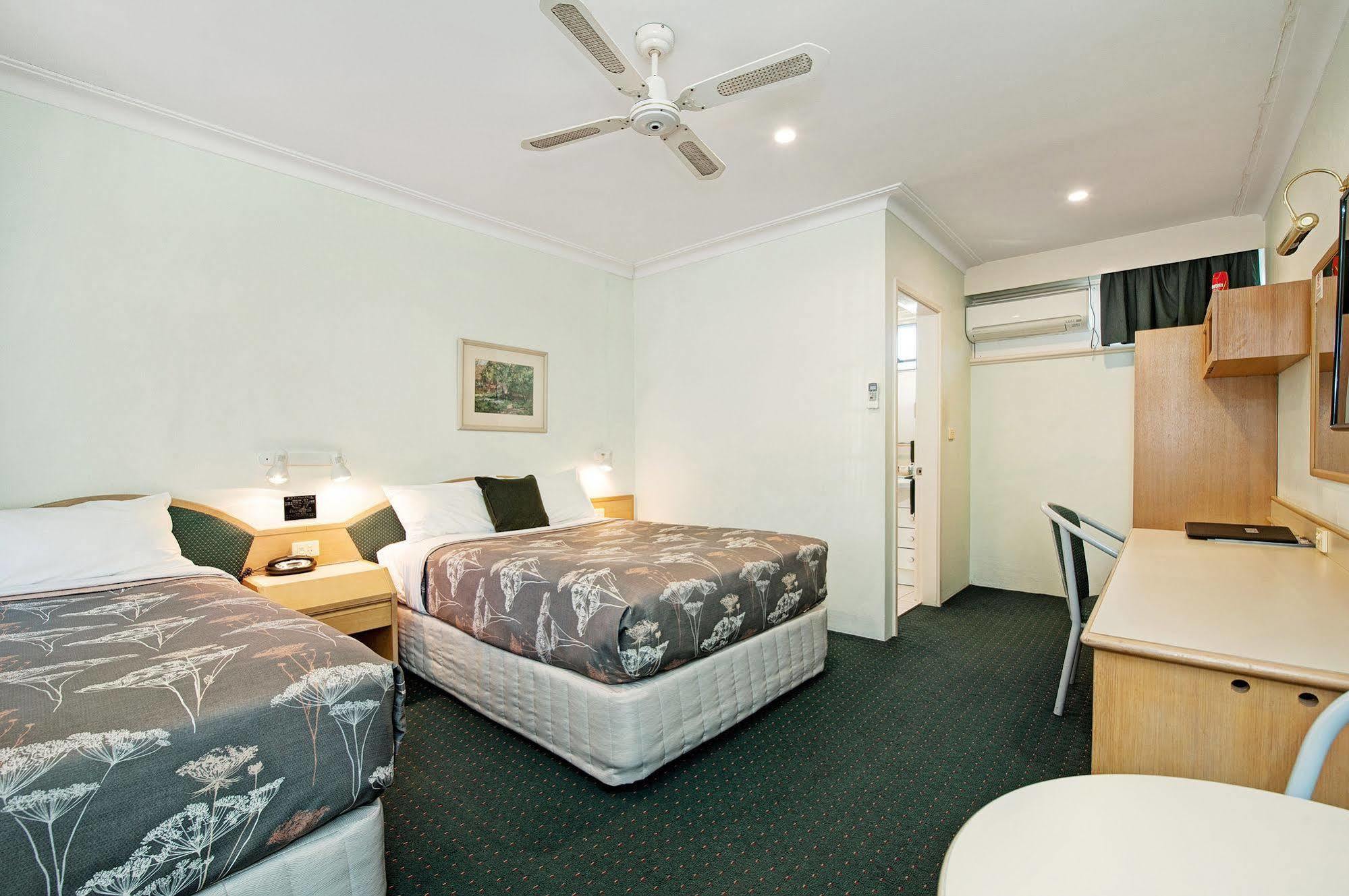 Colonial Terrace Motor Inn Raymond Terrace Bagian luar foto