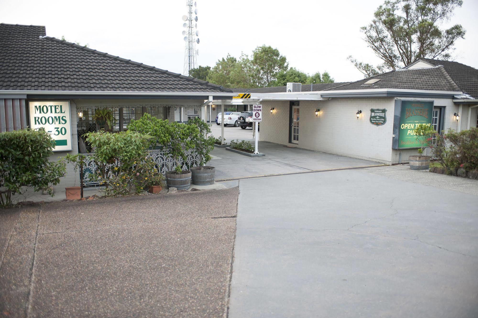Colonial Terrace Motor Inn Raymond Terrace Bagian luar foto