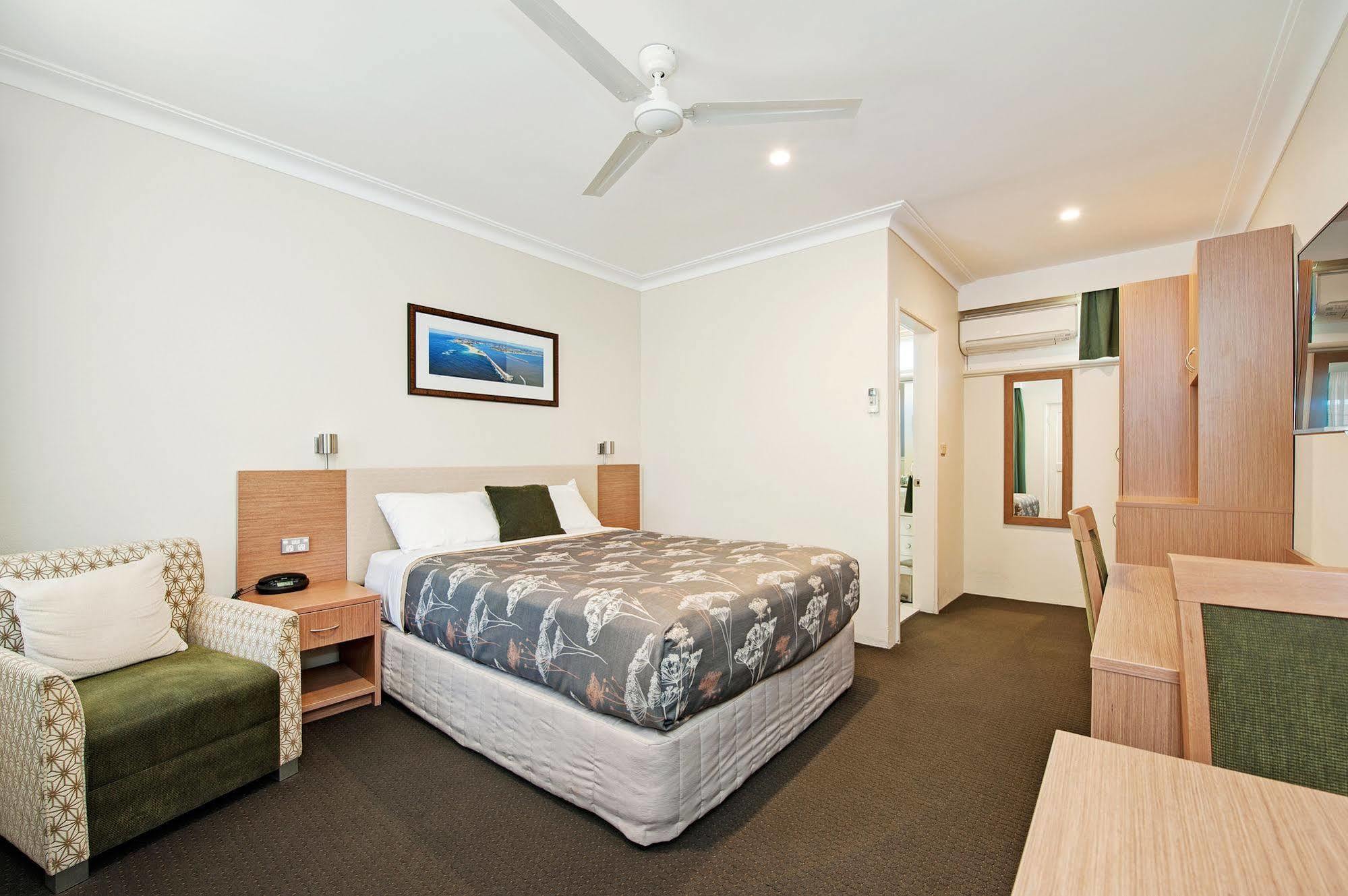 Colonial Terrace Motor Inn Raymond Terrace Bagian luar foto