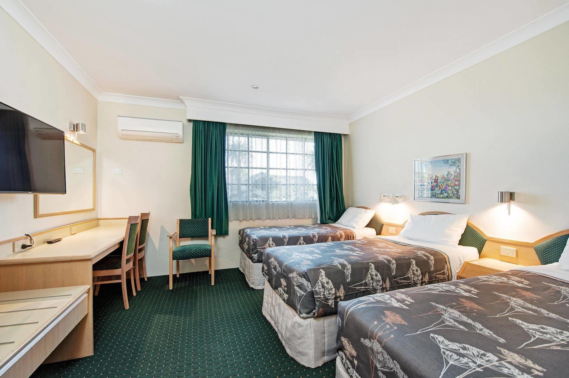 Colonial Terrace Motor Inn Raymond Terrace Bagian luar foto