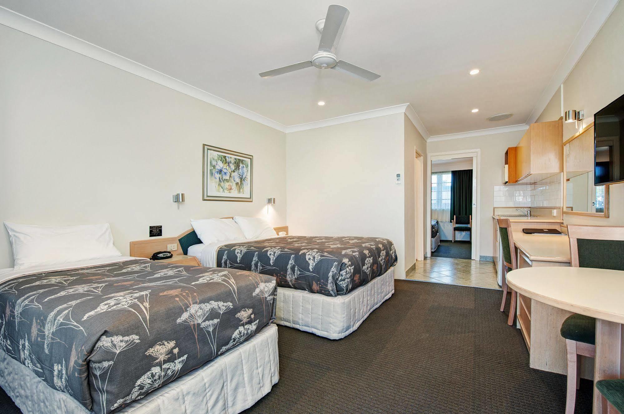 Colonial Terrace Motor Inn Raymond Terrace Bagian luar foto
