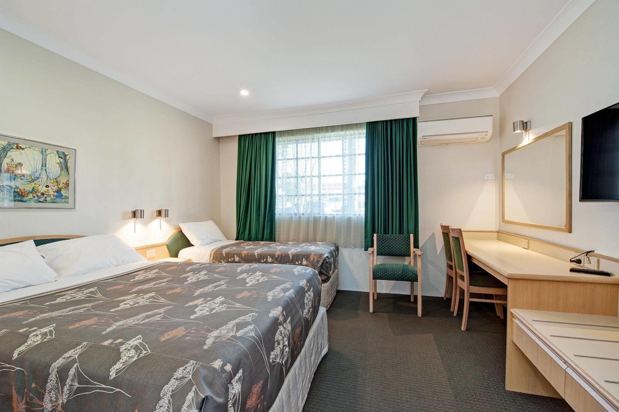 Colonial Terrace Motor Inn Raymond Terrace Bagian luar foto