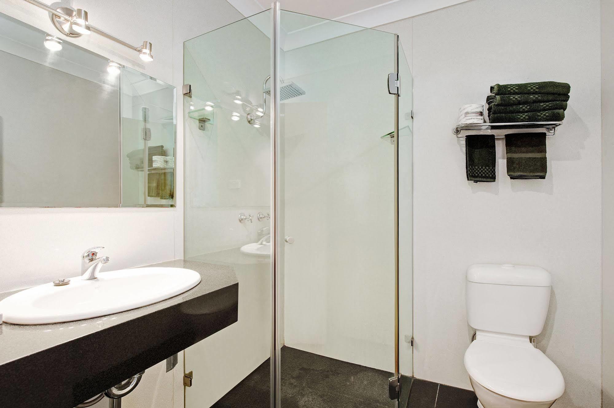 Colonial Terrace Motor Inn Raymond Terrace Bagian luar foto
