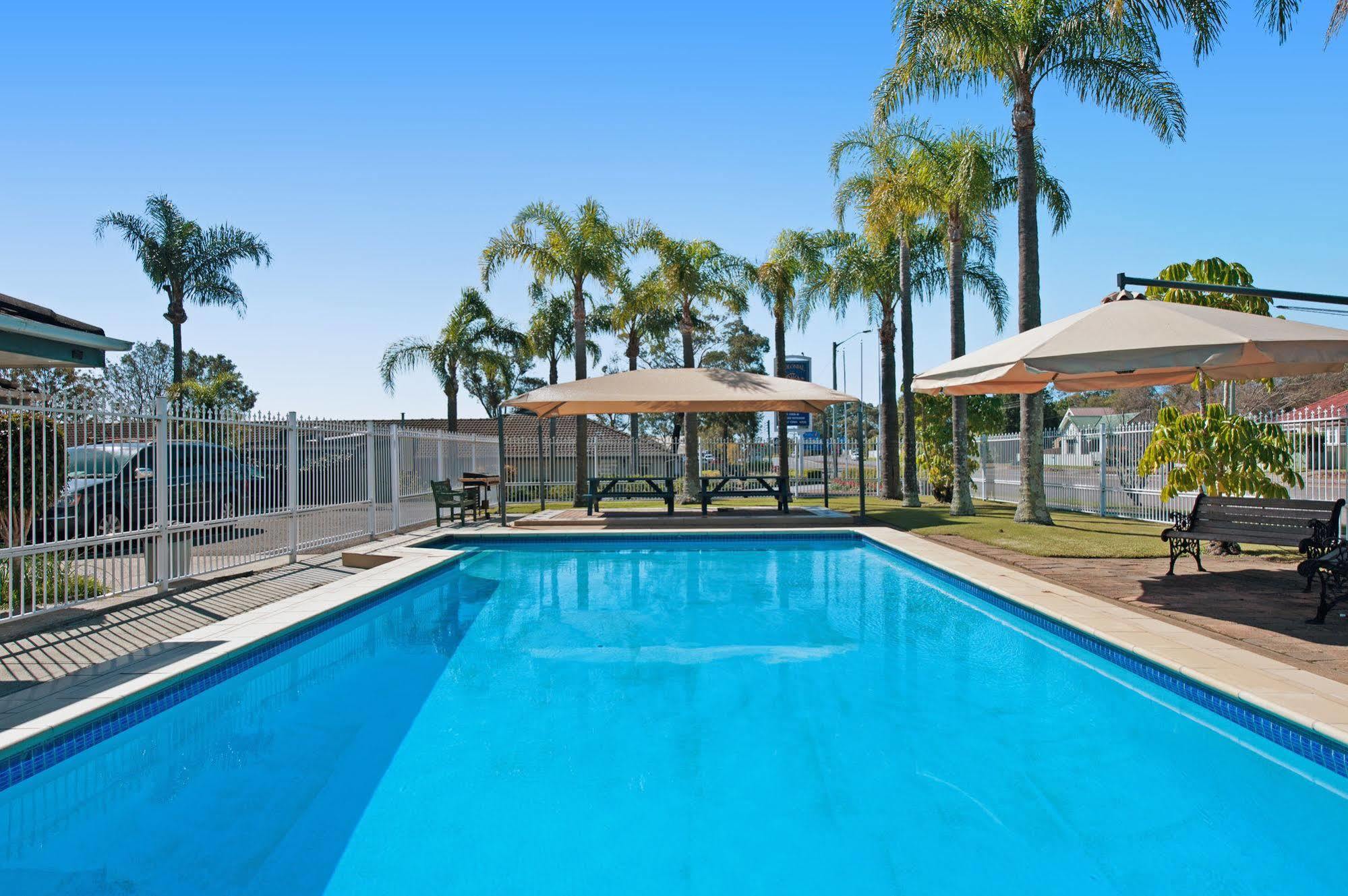Colonial Terrace Motor Inn Raymond Terrace Bagian luar foto