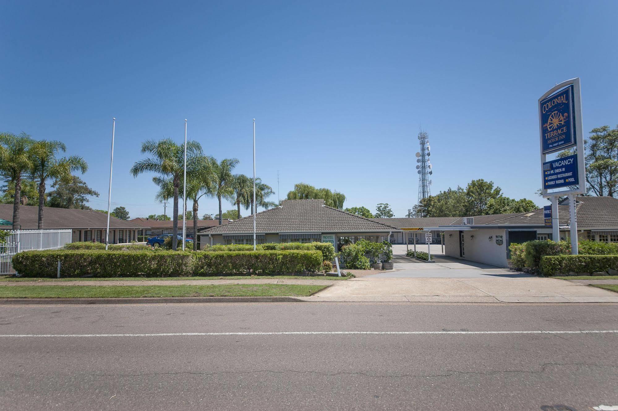 Colonial Terrace Motor Inn Raymond Terrace Bagian luar foto